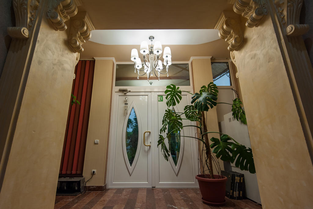 Leoton Chernivtsi Hotel Exterior photo