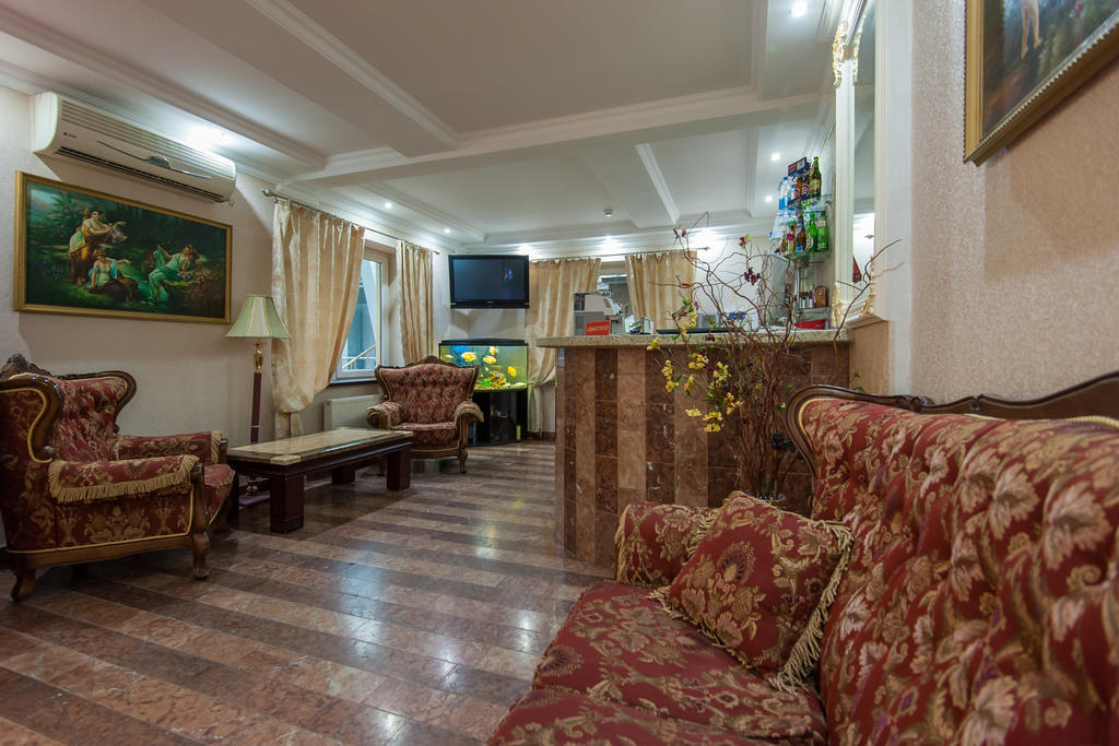 Leoton Chernivtsi Hotel Exterior photo